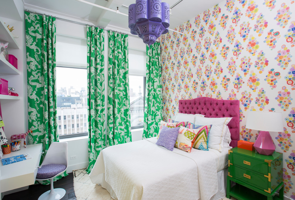 Mittelgroßes Eklektisches Mädchenzimmer mit Schlafplatz, bunten Wänden, dunklem Holzboden und braunem Boden in New York