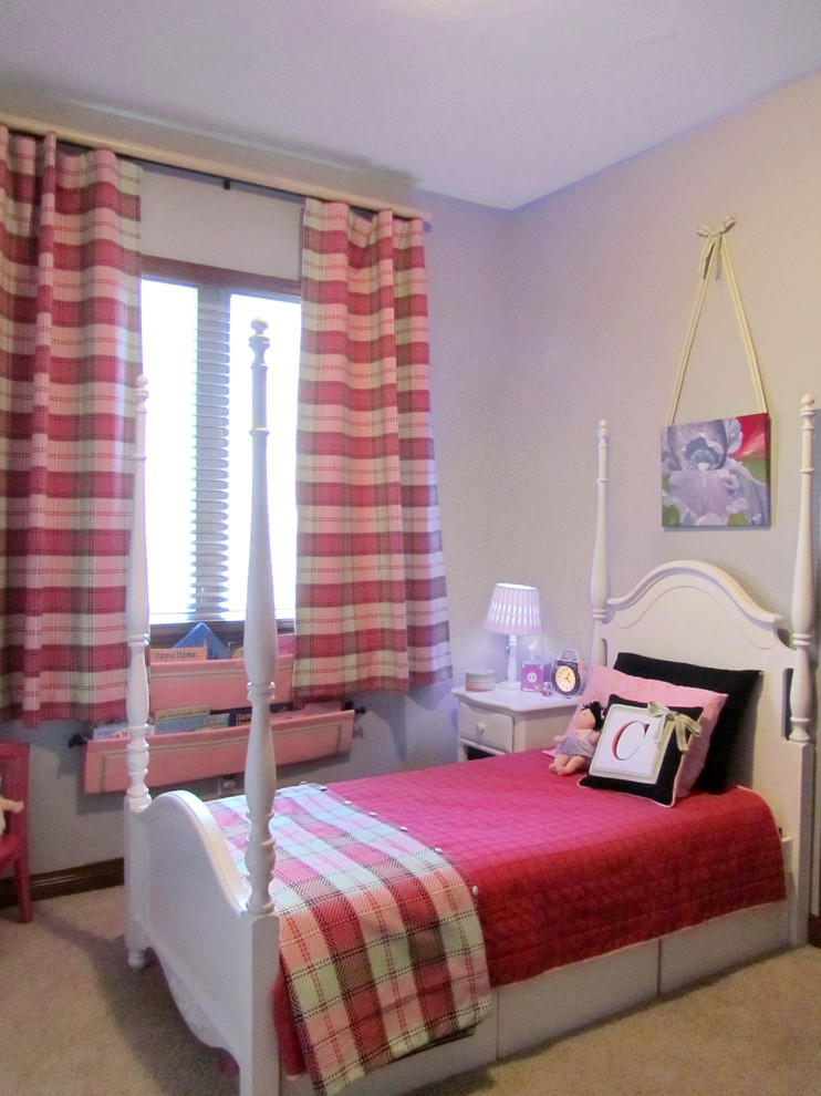 Foto de dormitorio infantil de 4 a 10 años clásico renovado pequeño con paredes grises y moqueta