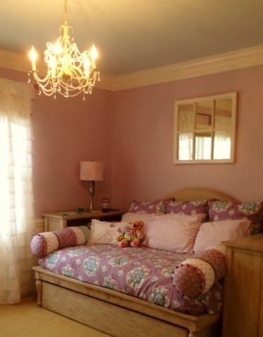 Imagen de dormitorio infantil de 4 a 10 años clásico de tamaño medio con paredes púrpuras y moqueta