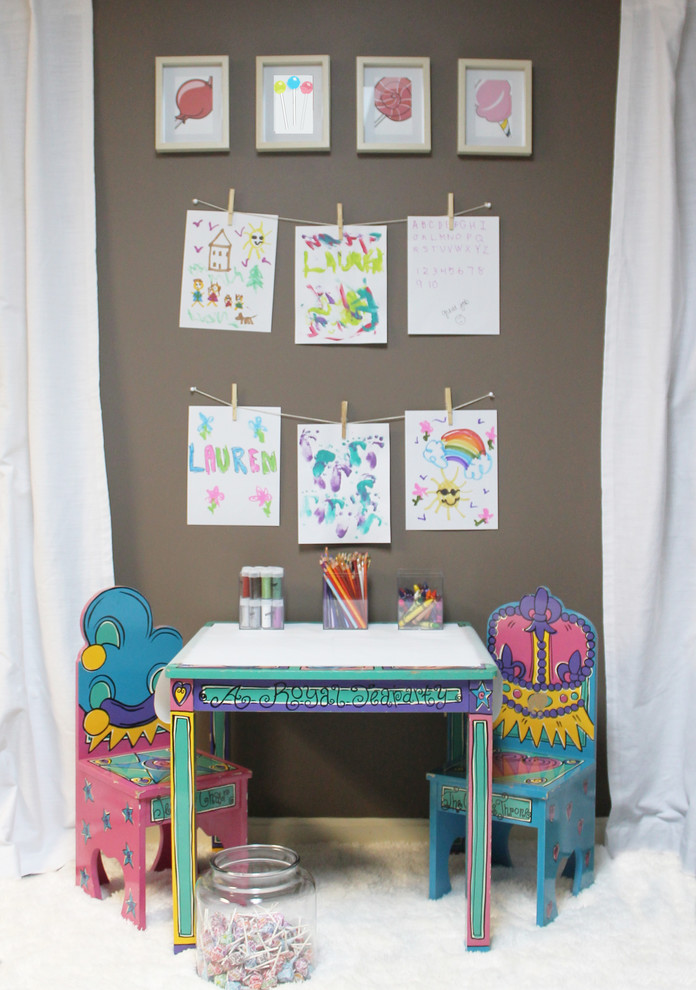 ボストンにある低価格の小さなトラディショナルスタイルのおしゃれな子供部屋 (カーペット敷き、児童向け、グレーの壁) の写真