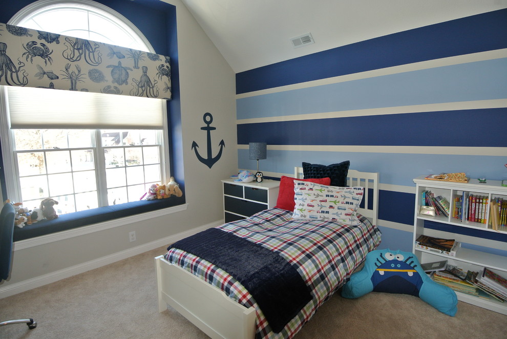 Mittelgroßes Klassisches Jungszimmer mit Schlafplatz, blauer Wandfarbe und Teppichboden in Indianapolis