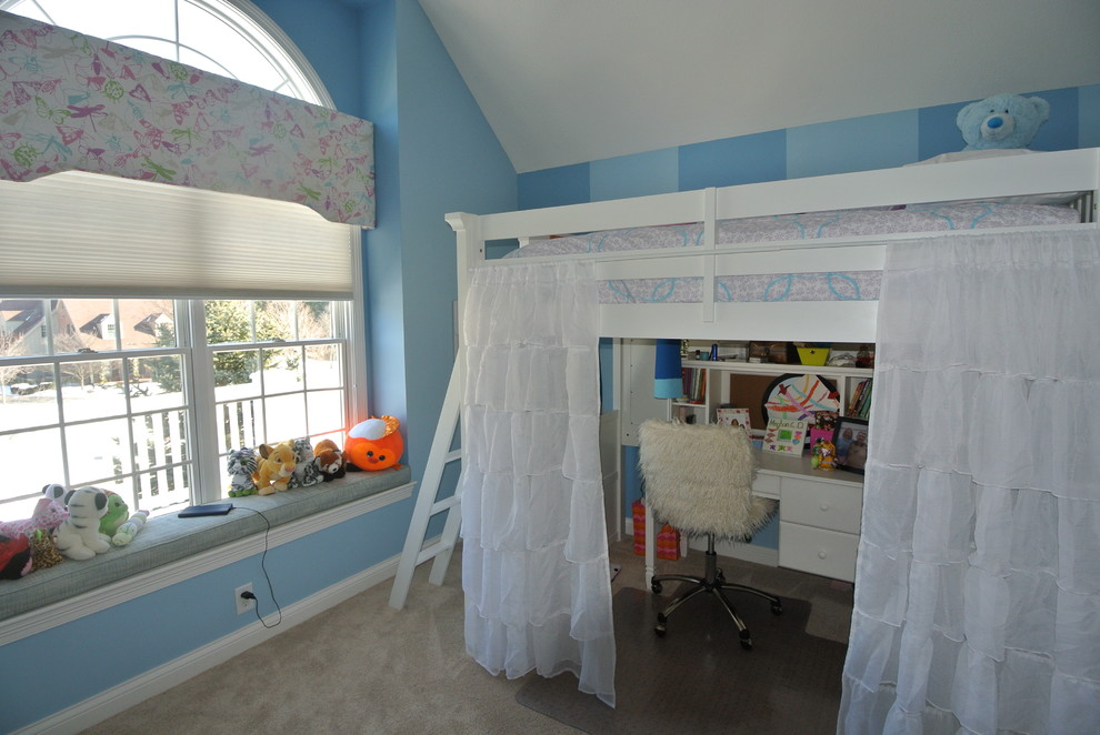Idéer för mellanstora vintage flickrum kombinerat med sovrum och för 4-10-åringar, med blå väggar och heltäckningsmatta
