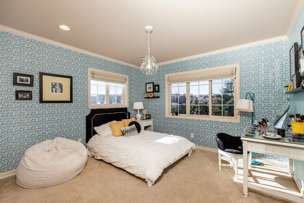 Bild på ett mellanstort funkis barnrum kombinerat med sovrum, med blå väggar och heltäckningsmatta
