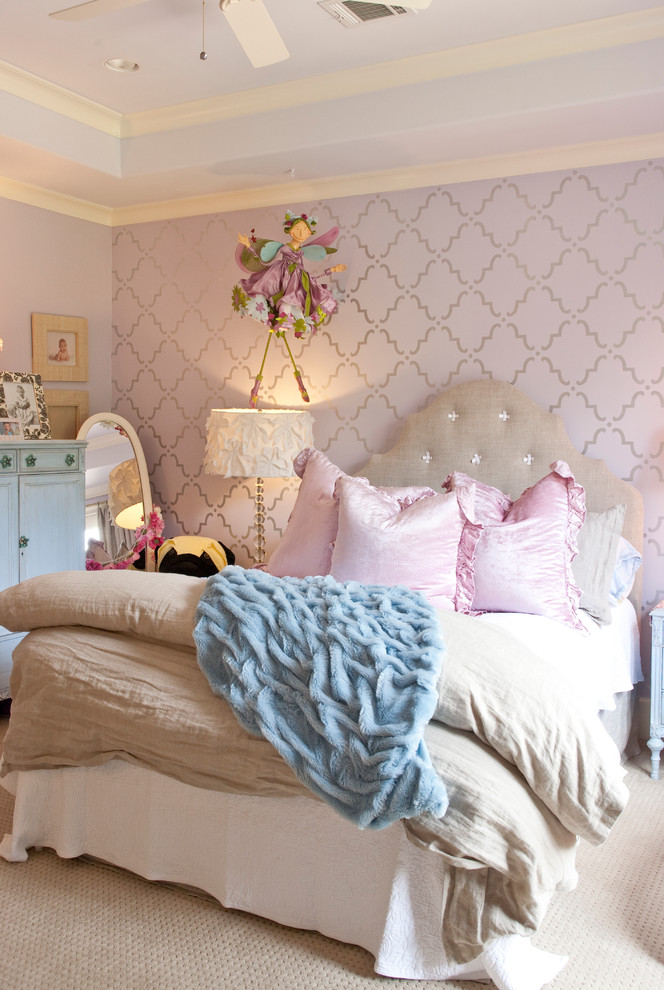 На фото: детская в классическом стиле с спальным местом, ковровым покрытием и разноцветными стенами для девочки с