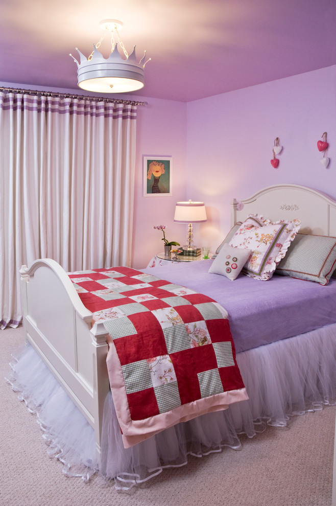Bild på ett mellanstort vintage flickrum kombinerat med sovrum och för 4-10-åringar, med lila väggar och heltäckningsmatta