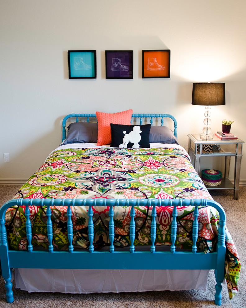 Foto de dormitorio infantil blanco minimalista de tamaño medio con paredes blancas, moqueta y suelo beige