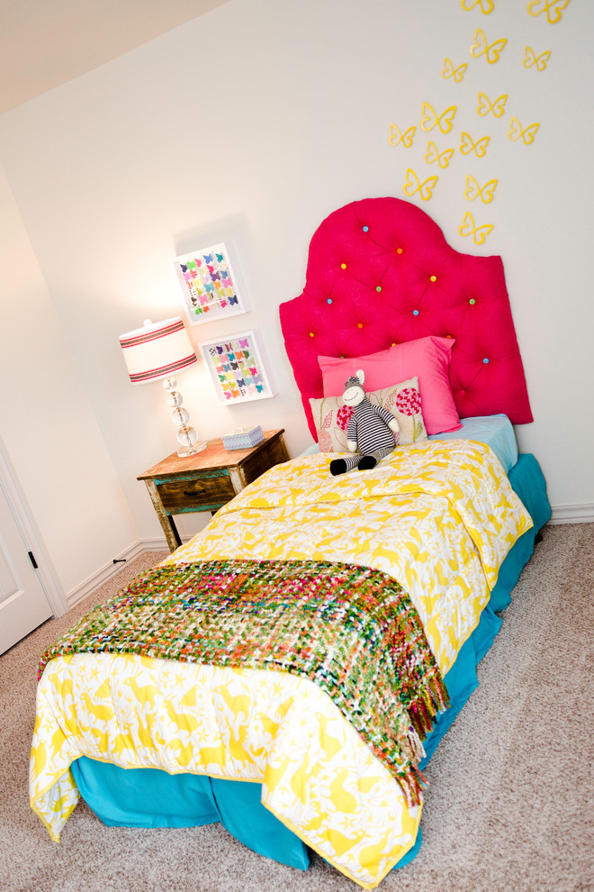 Immagine di una cameretta per bambini da 4 a 10 anni minimalista di medie dimensioni con pareti bianche, moquette e pavimento beige