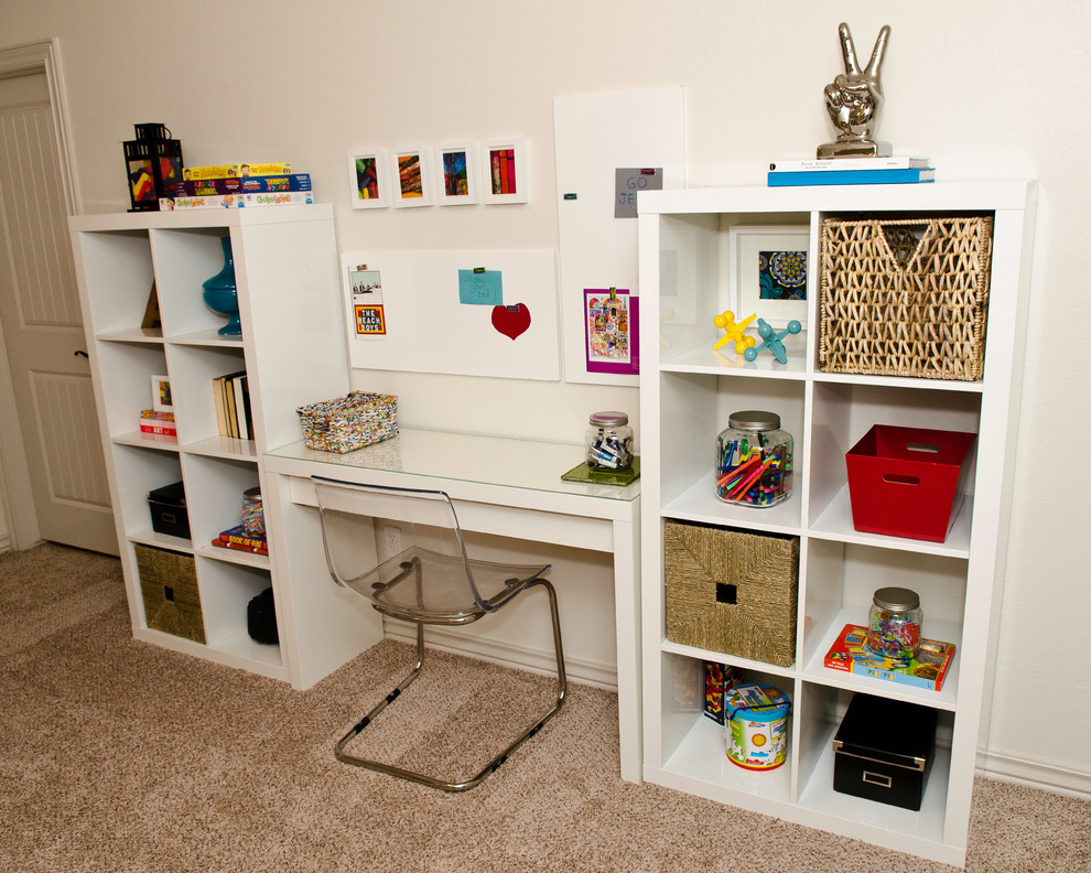 Cette image montre une chambre d'enfant de 4 à 10 ans minimaliste de taille moyenne avec un mur blanc, moquette et un sol beige.