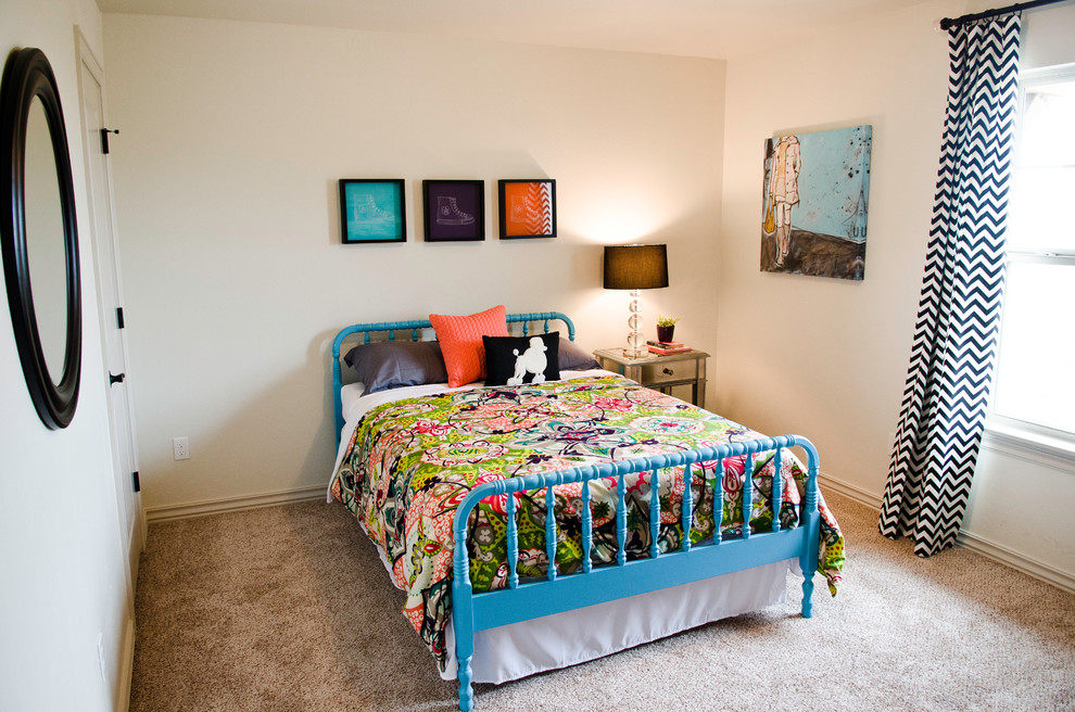 На фото: детская среднего размера в стиле модернизм с спальным местом, белыми стенами, ковровым покрытием и бежевым полом для подростка, девочки с