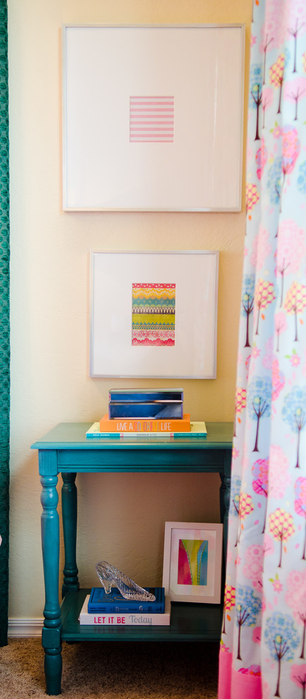 Cette photo montre une chambre d'enfant de 4 à 10 ans moderne avec un mur beige et moquette.