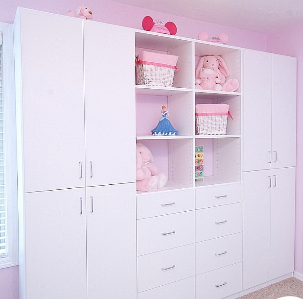 Medium sized classic children’s room for girls in Miami with pink walls, carpet and beige floors.