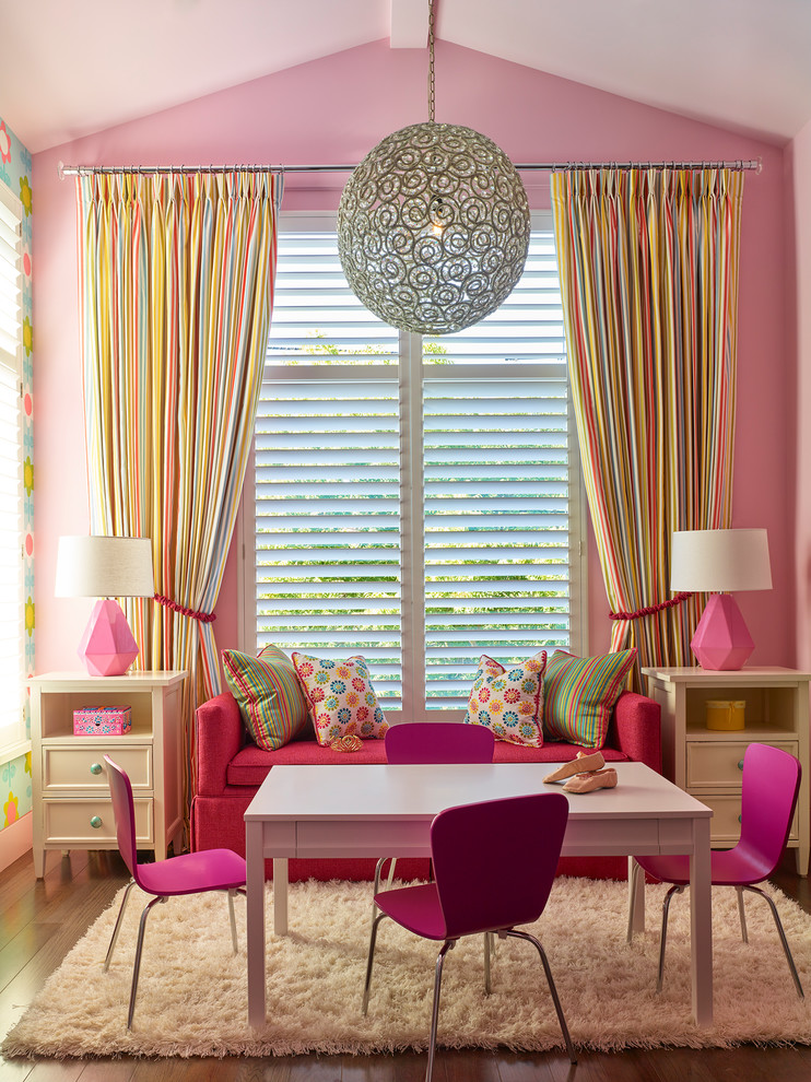 Imagen de dormitorio infantil de 4 a 10 años bohemio de tamaño medio con paredes rosas y suelo de madera oscura