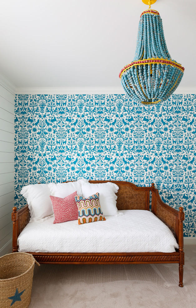 Inspiration för klassiska barnrum kombinerat med sovrum, med blå väggar, heltäckningsmatta och beiget golv