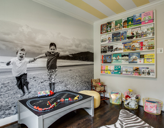 Kleines, Neutrales Stilmix Kinderzimmer mit Spielecke, dunklem Holzboden und beiger Wandfarbe in Dallas