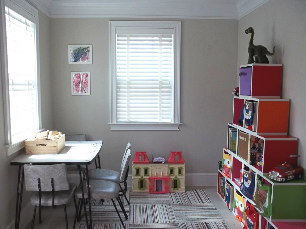 Idee per una piccola cameretta per bambini da 4 a 10 anni minimal con pareti beige e moquette
