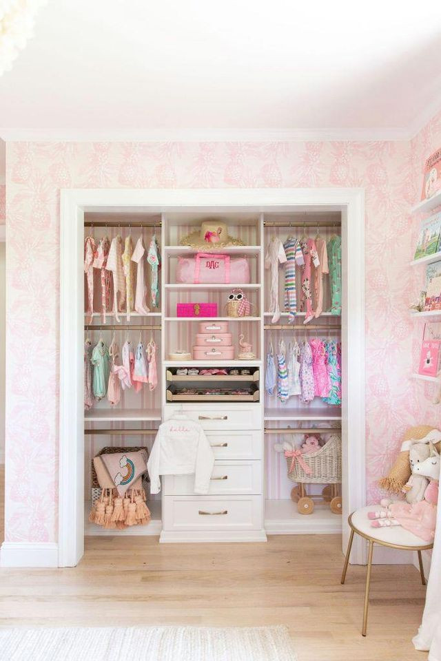 Idee per una cameretta per bambini da 1 a 3 anni tradizionale di medie dimensioni con pareti rosa, parquet chiaro e pavimento beige