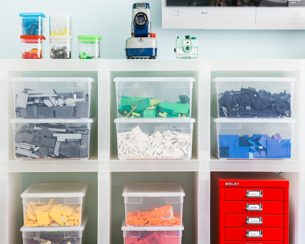 Kleines, Neutrales Modernes Kinderzimmer mit Spielecke und blauer Wandfarbe in Sonstige