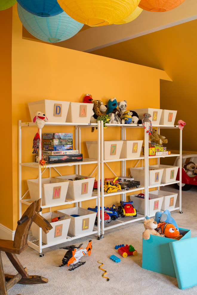 На фото: нейтральная детская в стиле фьюжн с желтыми стенами и ковровым покрытием для ребенка от 4 до 10 лет с