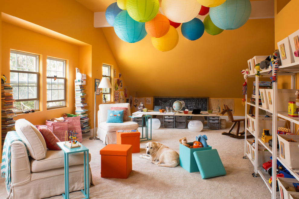 Ejemplo de habitación infantil unisex de 4 a 10 años bohemia con paredes amarillas y moqueta