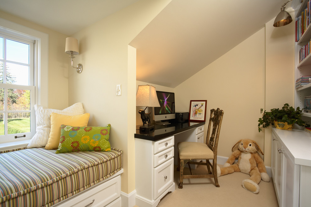 Idee per una piccola cameretta per bambini classica con pareti beige e moquette