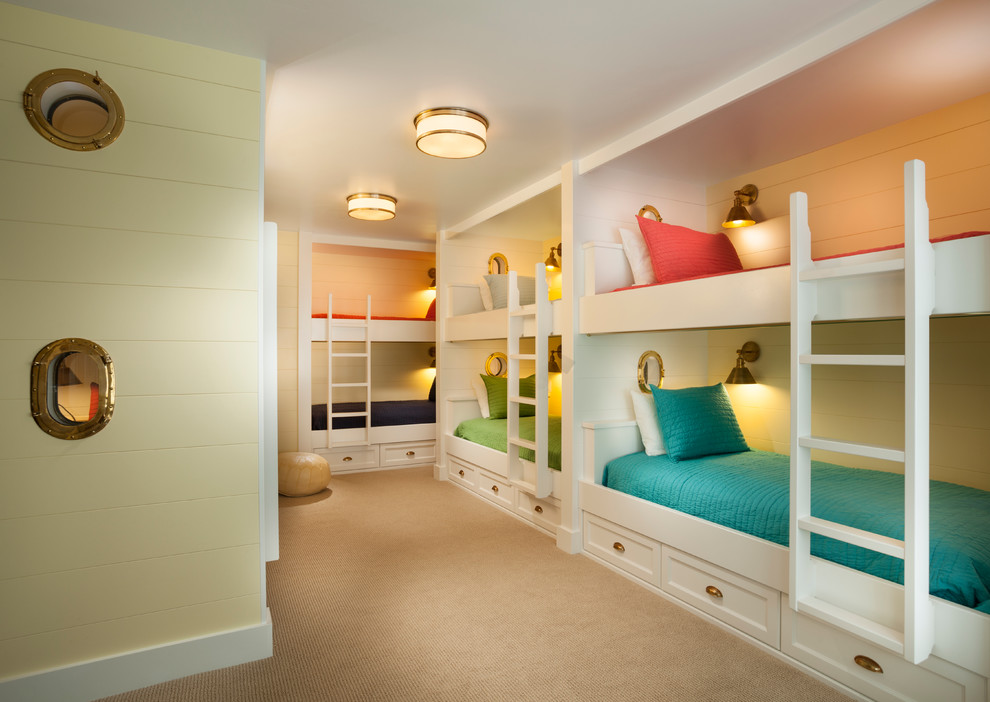 Пример оригинального дизайна: большая нейтральная детская в классическом стиле с спальным местом, желтыми стенами, ковровым покрытием и бежевым полом для ребенка от 4 до 10 лет, двоих детей