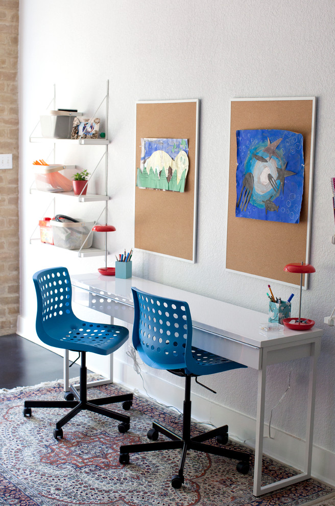 Idée de décoration pour une chambre neutre de 4 à 10 ans minimaliste de taille moyenne avec un bureau, un mur blanc et sol en béton ciré.