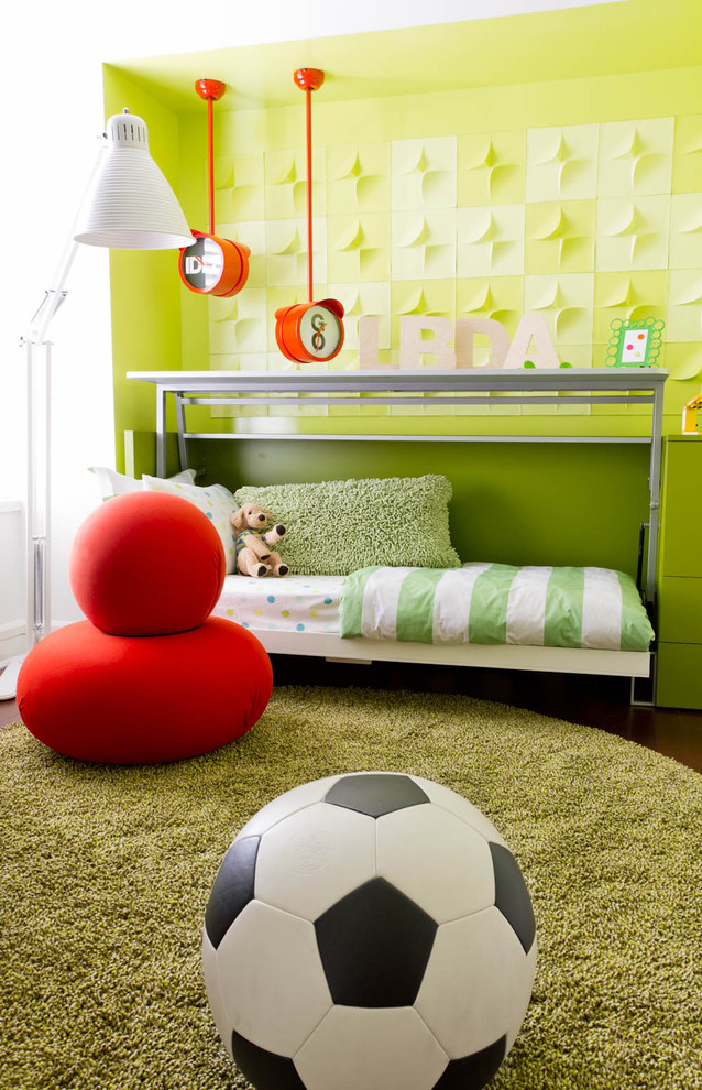 Cette photo montre une chambre d'enfant tendance avec un mur vert.