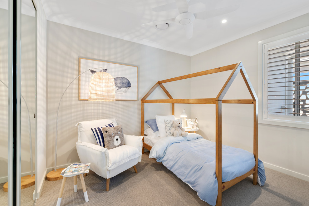 Bild på ett maritimt barnrum kombinerat med sovrum, med grå väggar, heltäckningsmatta och beiget golv