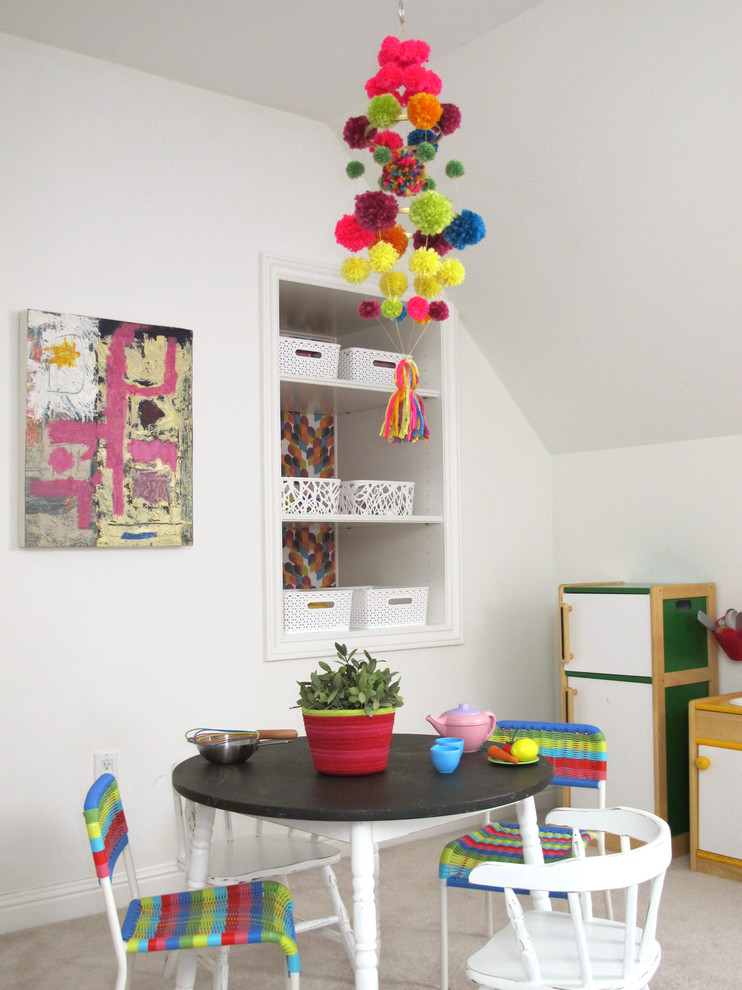 Bild på ett eklektiskt könsneutralt barnrum kombinerat med lekrum, med vita väggar och heltäckningsmatta