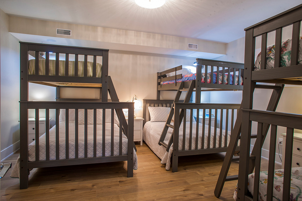 Idéer för ett mellanstort amerikanskt könsneutralt barnrum kombinerat med sovrum, med vita väggar, mellanmörkt trägolv och brunt golv