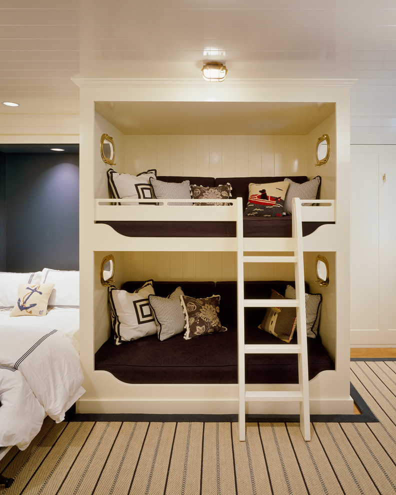 На фото: нейтральная детская в морском стиле с спальным местом и синими стенами для двоих детей с