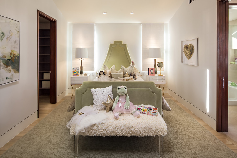 Стильный дизайн: детская в стиле неоклассика (современная классика) с спальным местом, белыми стенами и паркетным полом среднего тона для девочки - последний тренд