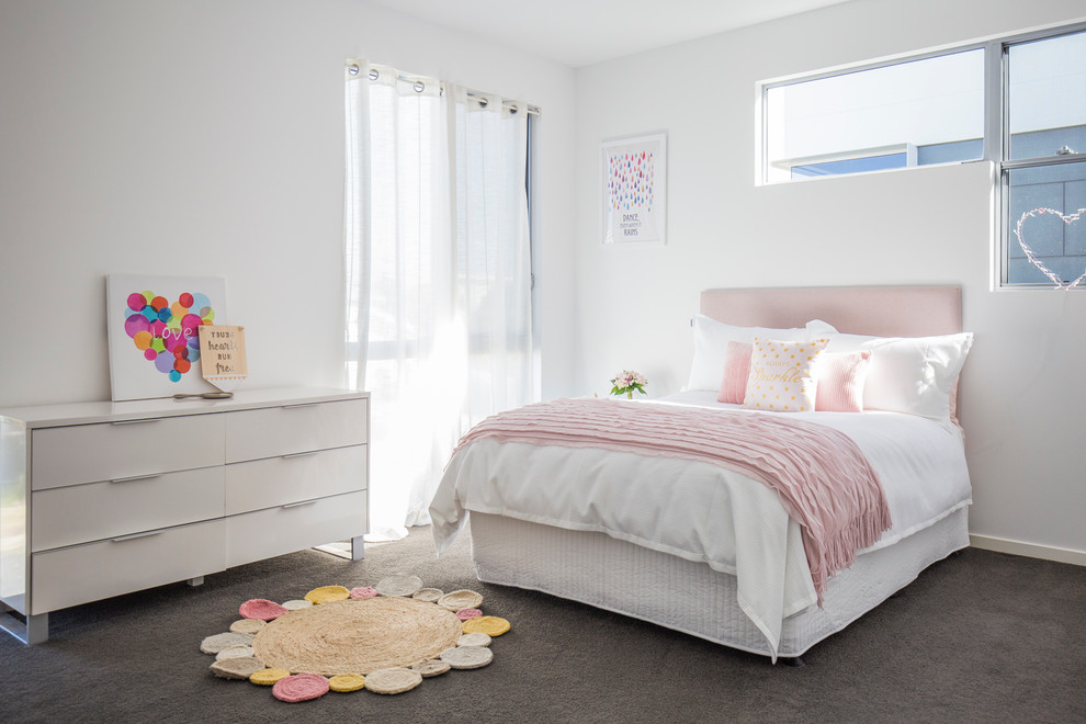 Ejemplo de dormitorio infantil actual grande con paredes blancas y moqueta