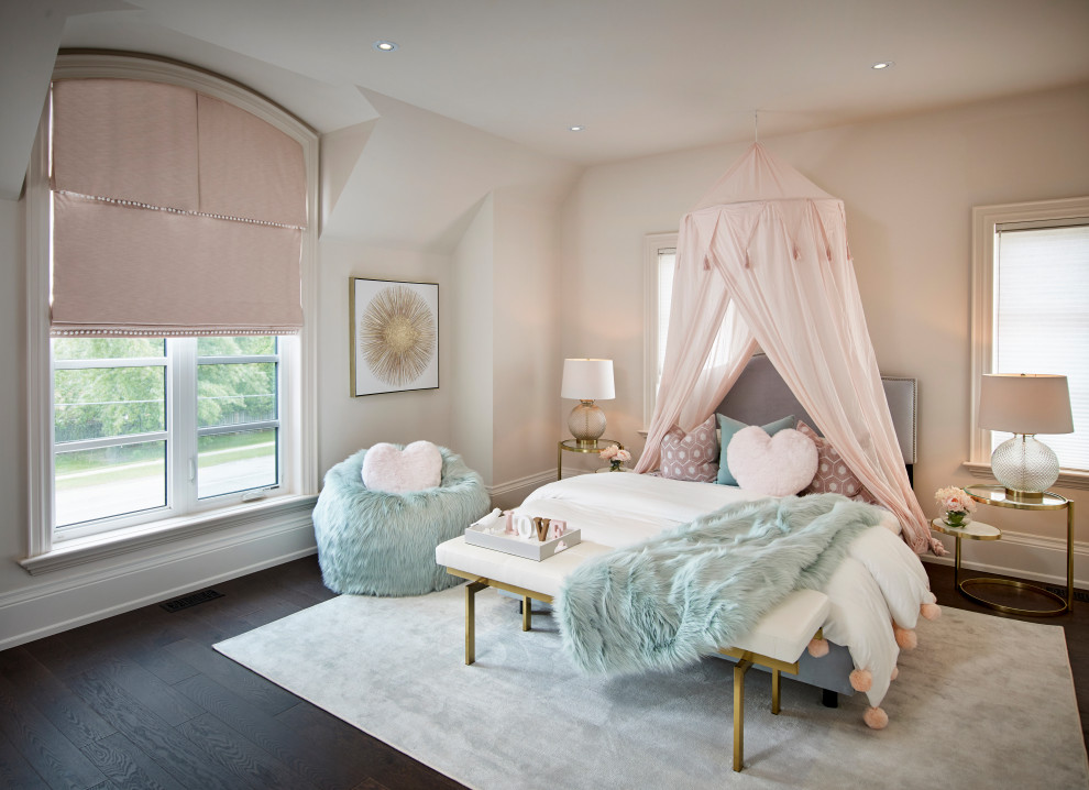 Imagen de dormitorio infantil de 4 a 10 años clásico renovado grande con paredes rosas, suelo de madera oscura y suelo marrón