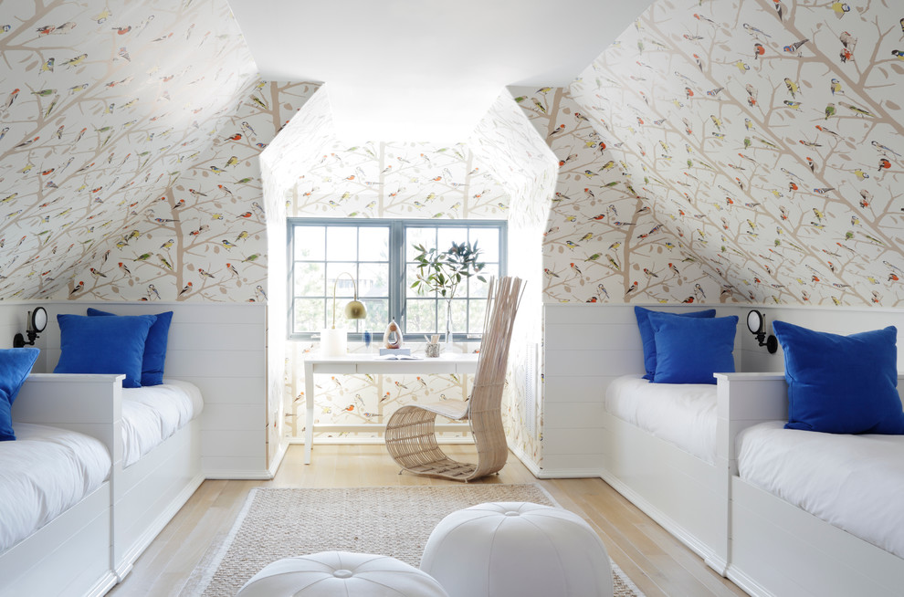 Idéer för maritima könsneutrala barnrum kombinerat med sovrum, med flerfärgade väggar och ljust trägolv