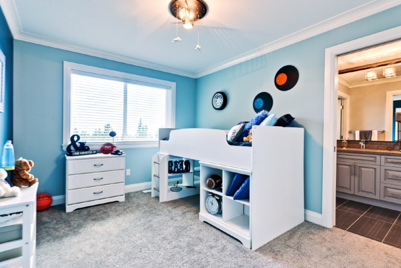 Идея дизайна: большая детская в современном стиле с спальным местом, синими стенами и ковровым покрытием для ребенка от 4 до 10 лет, мальчика