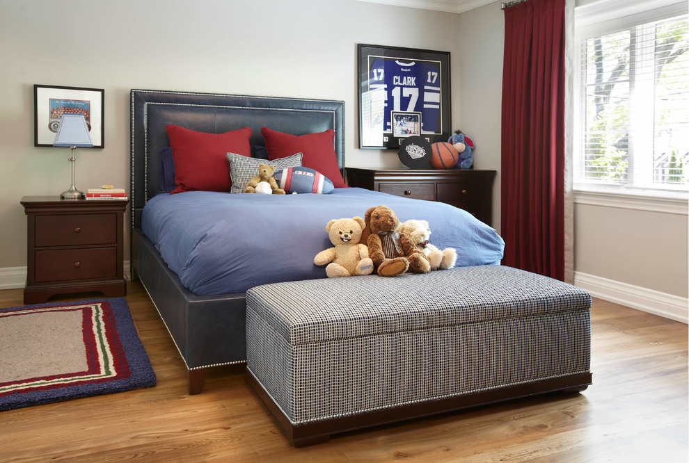Idéer för mellanstora vintage pojkrum kombinerat med sovrum och för 4-10-åringar, med mellanmörkt trägolv och grå väggar