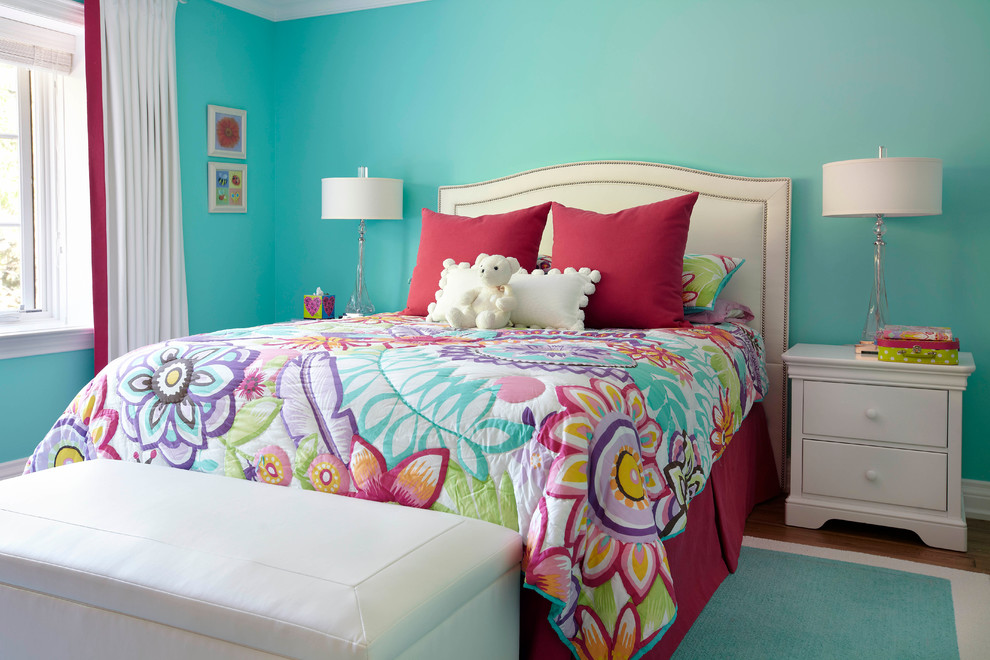 Inredning av ett klassiskt flickrum kombinerat med sovrum och för 4-10-åringar, med blå väggar