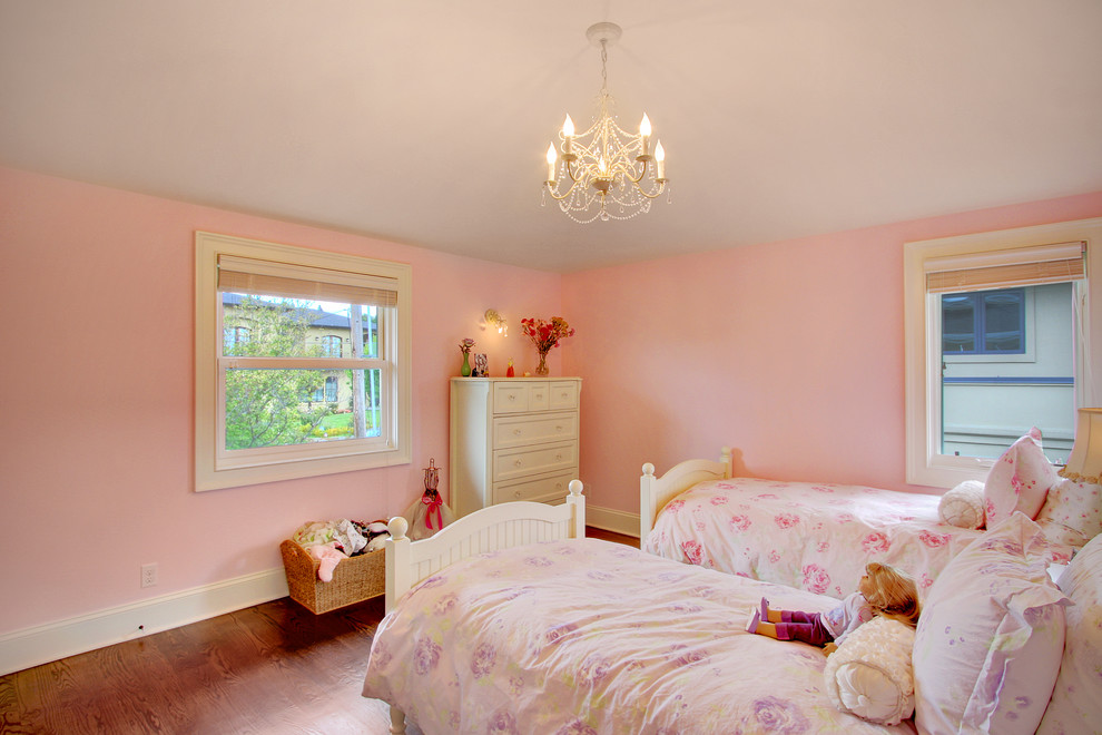 Foto på ett vintage flickrum kombinerat med sovrum och för 4-10-åringar, med rosa väggar och mörkt trägolv