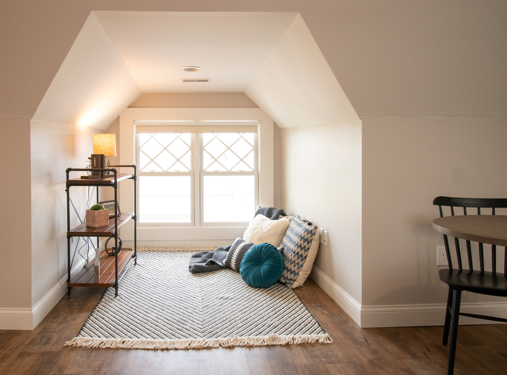 Cette image montre une petite chambre d'enfant urbaine avec un bureau, un mur gris, un sol en vinyl et un sol marron.