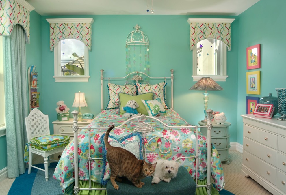Exemple d'une chambre d'enfant éclectique avec un mur bleu.