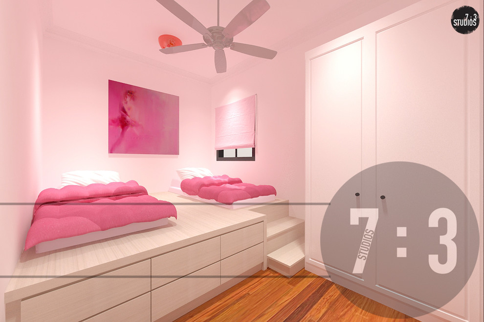Стильный дизайн: детская среднего размера в классическом стиле с спальным местом, розовыми стенами и паркетным полом среднего тона для ребенка от 4 до 10 лет, девочки - последний тренд