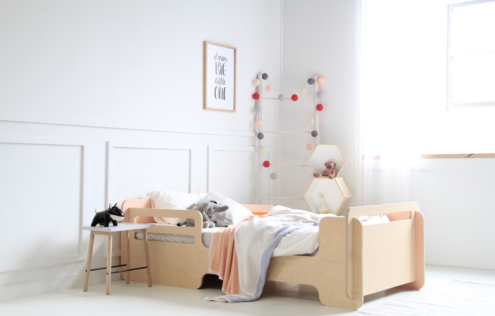 Aménagement d'une chambre d'enfant de 4 à 10 ans contemporaine avec un mur blanc, parquet clair et un sol blanc.