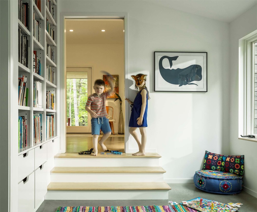Esempio di una cameretta per bambini da 4 a 10 anni design di medie dimensioni con pareti bianche, pavimento in cemento e pavimento grigio