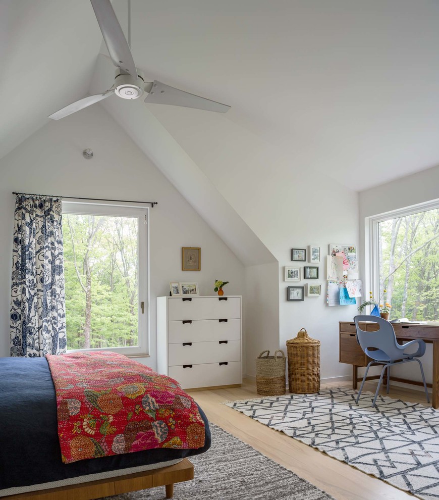 Immagine di una grande cameretta per bambini minimal con pareti bianche, parquet chiaro e pavimento beige