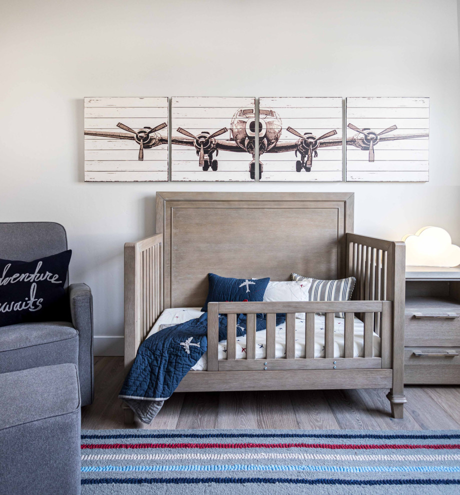На фото: детская в стиле неоклассика (современная классика) с спальным местом и белыми стенами для ребенка от 1 до 3 лет, мальчика с