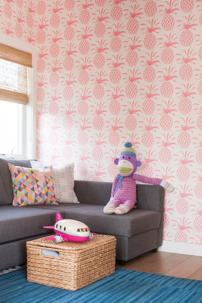 オレンジカウンティにある中くらいなトランジショナルスタイルのおしゃれな子供部屋 (ピンクの壁、無垢フローリング、茶色い床) の写真