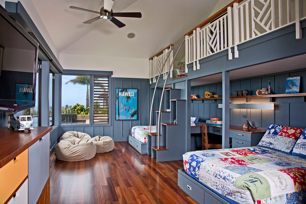 Diseño de dormitorio infantil exótico con paredes azules, suelo de madera en tonos medios y suelo marrón