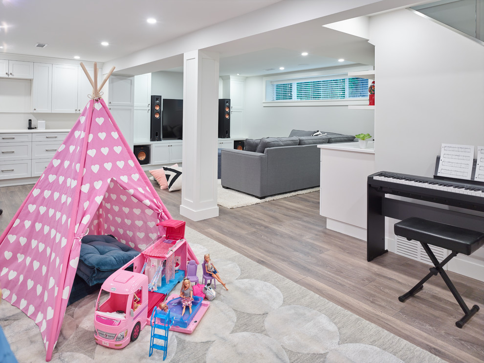 Kleines Klassisches Mädchenzimmer mit Spielecke, grauer Wandfarbe, Laminat und braunem Boden in Vancouver