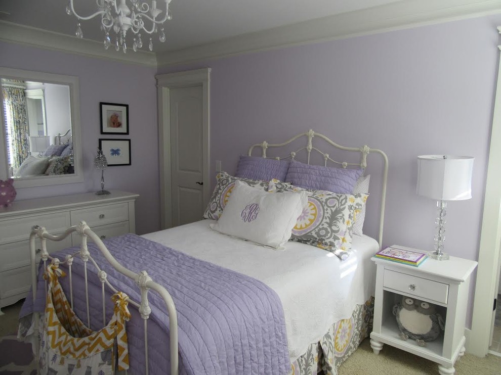Immagine di una grande cameretta per bambini classica con pareti viola e moquette